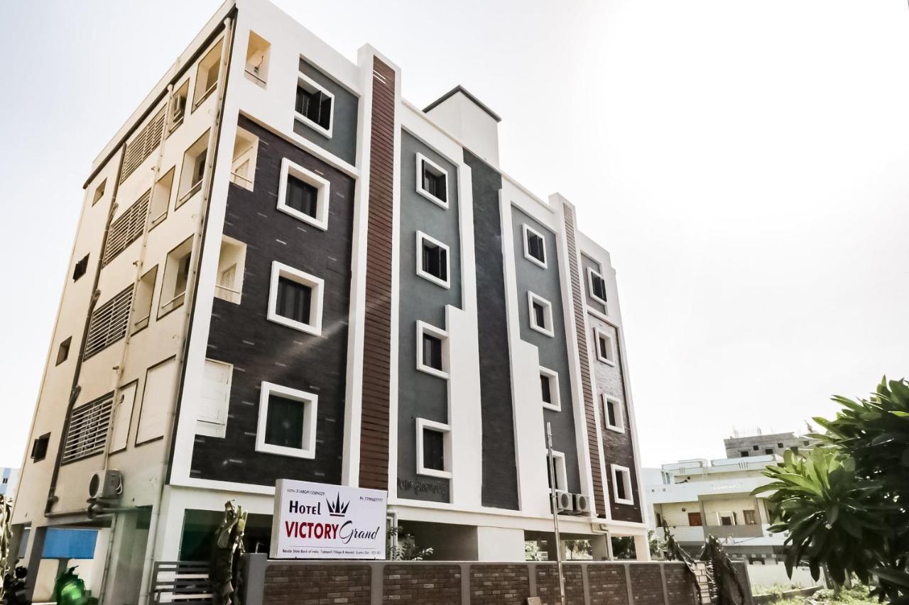 Hotel Oyo Victory Grand Tadepalle Exterior foto