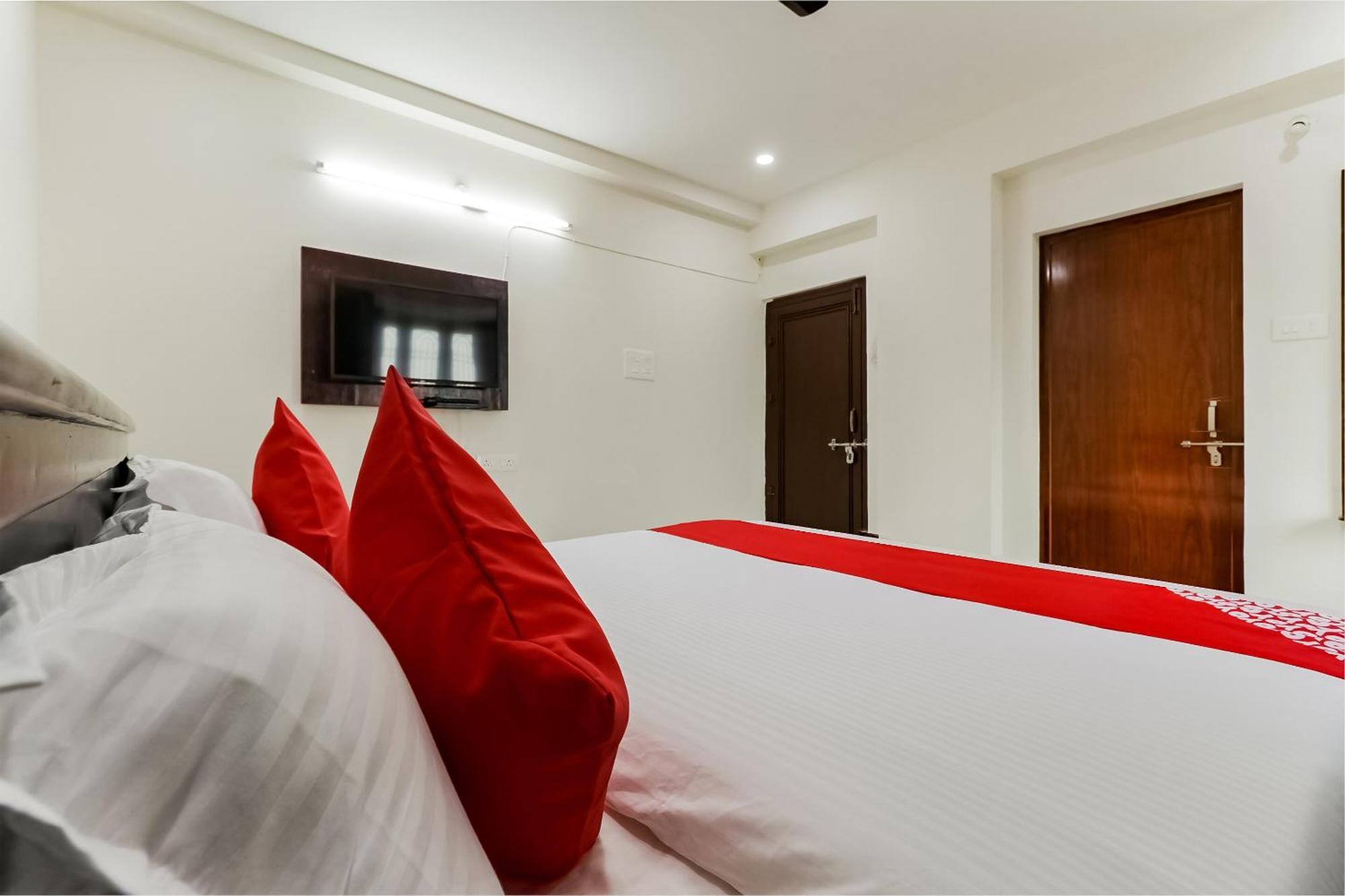 Hotel Oyo Victory Grand Tadepalle Exterior foto